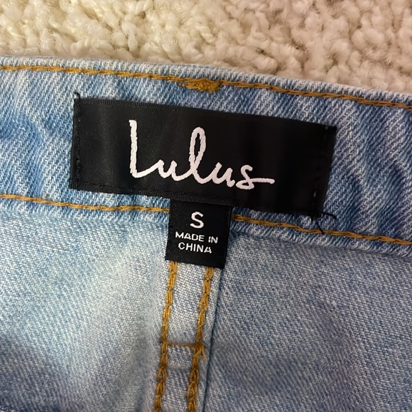Lulu’s button front denim skirt in light blue wash size small - Picture 3 of 3